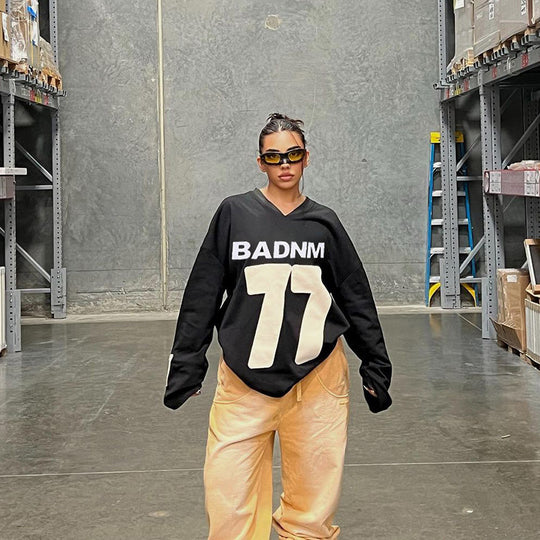 Damen Oversize Sport-Sweatshirt mit V-Ausschnitt und Statement-Print EB