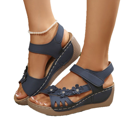 Damen Plateau-Sandalen mit floralen Akzenten und buntem Design EB