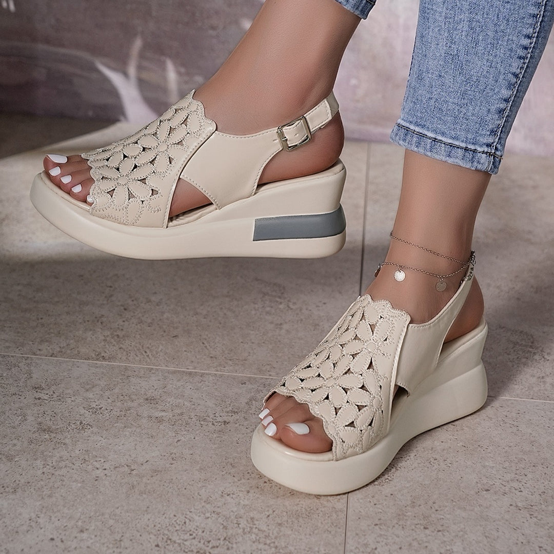 Damen Atmungsaktive Sandalen mit floralem Lochdesign EB