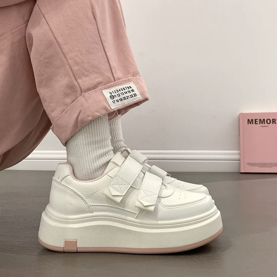 Damen Sportliche Sneakers mit breiter Sohle und elegantem Klettverschluss EB