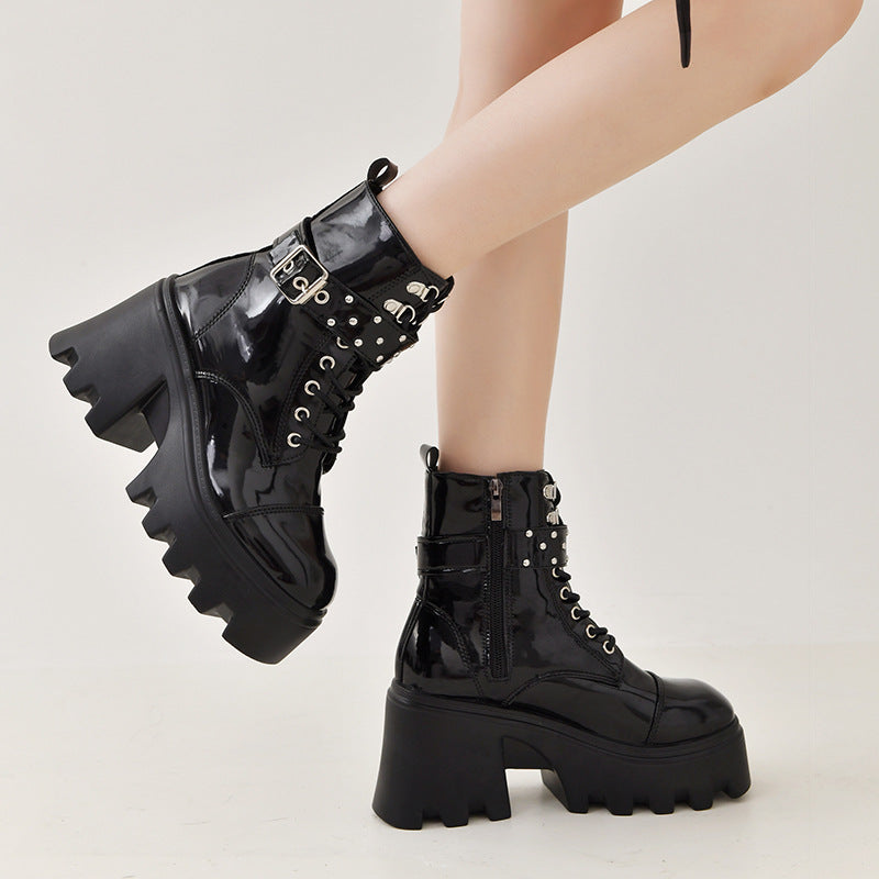 Damen Plateau-Combat-Boots mit Nieten- und Schnallenriemen, hochgeschnittener Schnürung und profilierter Wellenlaufsohle EB