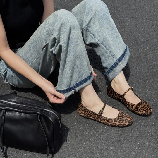 Damen elegante Ballerinas mit verstellbarem Riemen und auffälligem Leopardenmuster EB