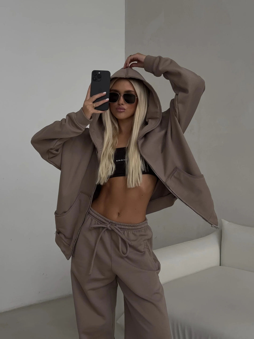 Damen oversized kurz geschnittener Kapuzenpullover und hochtaillierte Jogginghose Set aus Bio-Baumwollfleece EB