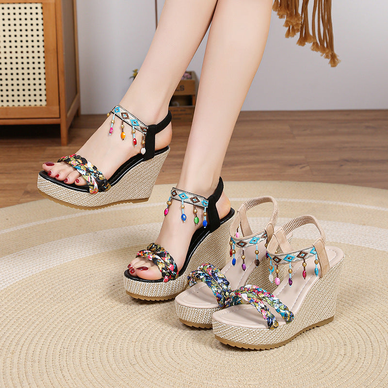Damen Wedge-Sandalen mit bunten dekorativen Details EB