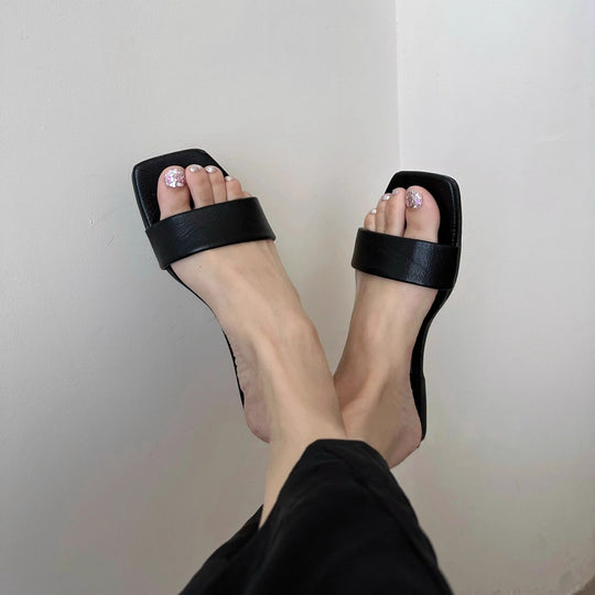 Damen Flache Sandalen mit geschwungenem Riemendesign und rutschfester Sohle EB