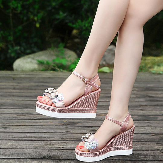 Damen Wedge-Sandalen mit floralen Verzierungen und rutschfester Sohle EB