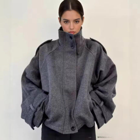 Damen nan kurze Wolljacke mit Stehkragen, Schulterklappen, verdeckter Knopfleiste und verstellbaren Manschetten EB