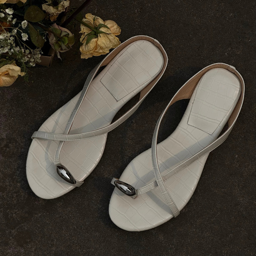 Damen elegante Zehentrenner-Sandalen mit modischem Riemendesign und dekorativem Schmuckdetail EB