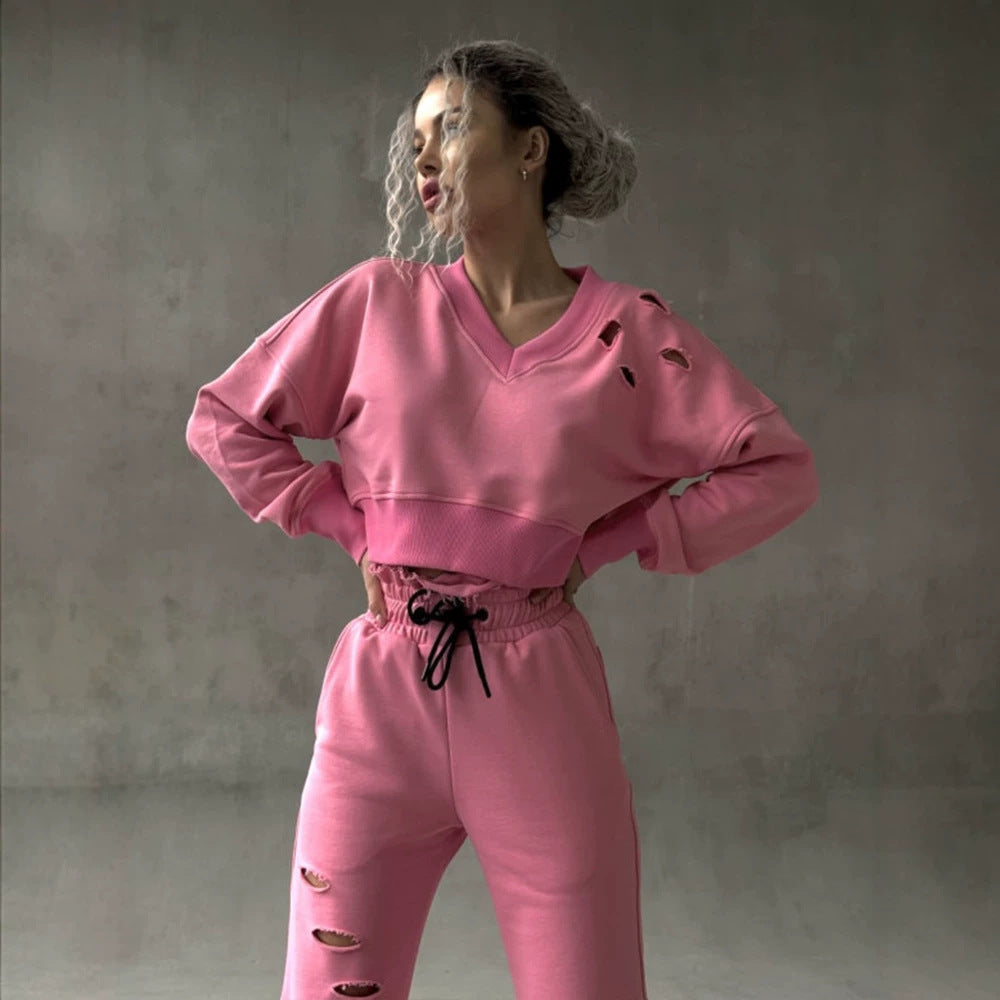 Damen kurzgeschnittenes Sweat-Set mit V-Ausschnitt, Rüschenbund Highwaist Jogginghose und Distressed-Details Eichborn Berlin