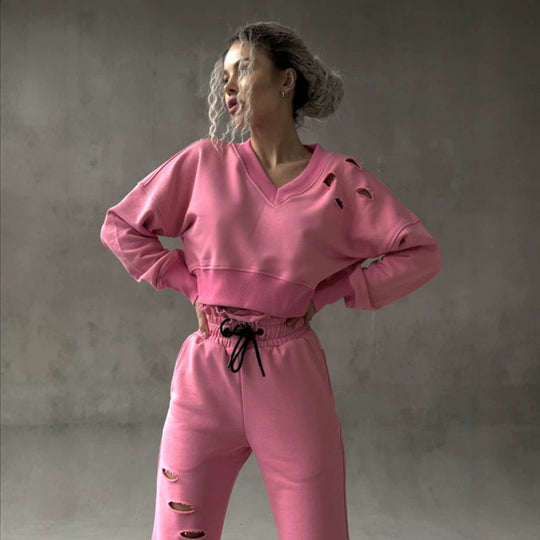 Damen kurzgeschnittenes Sweat-Set mit V-Ausschnitt, Rüschenbund Highwaist Jogginghose und Distressed-Details Eichborn Berlin