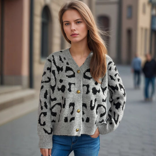 Damen Strickjacke im modernen Leopardenmuster mit Knopfdetails EB