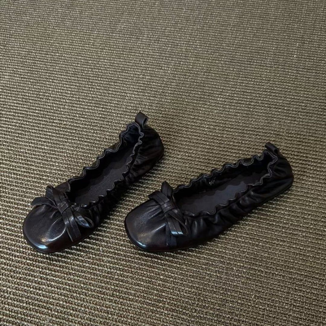 Damen Ballerina-Schuhe mit glänzender Oberfläche und verspieltem Rüschenrand EB