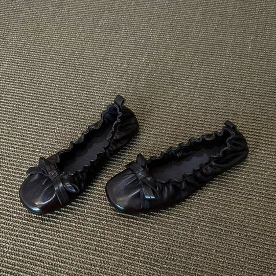 Damen Ballerina-Schuhe mit glänzender Oberfläche und verspieltem Rüschenrand EB