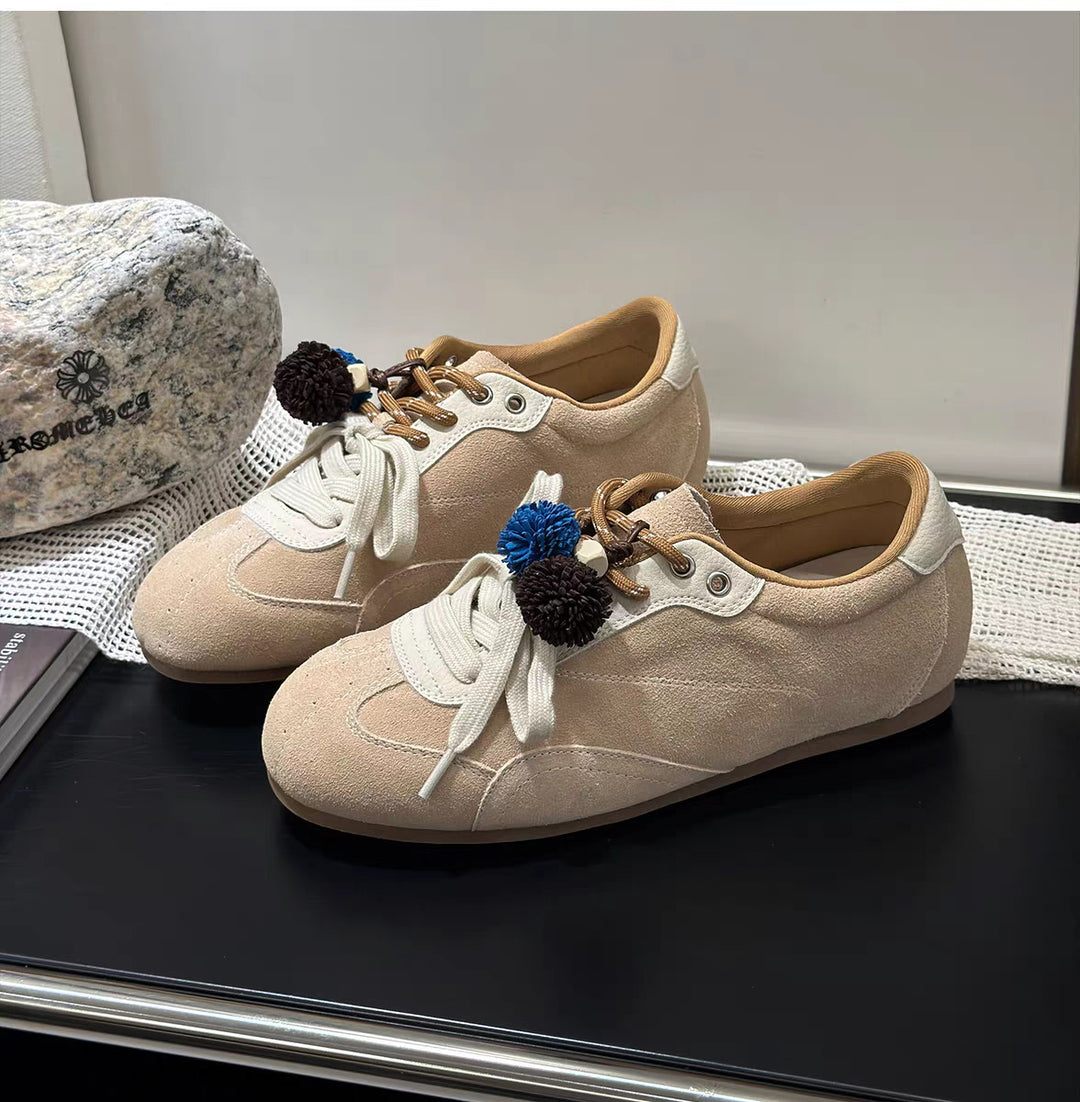 Damen Sneaker mit bunten dekorativen Pompons und hochwertigem Wildleder EB