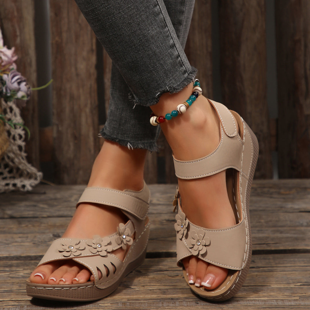 Damen Plateau-Sandalen mit floralen Akzenten und buntem Design EB