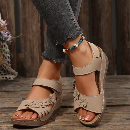 Damen Plateau-Sandalen mit floralen Akzenten und buntem Design EB