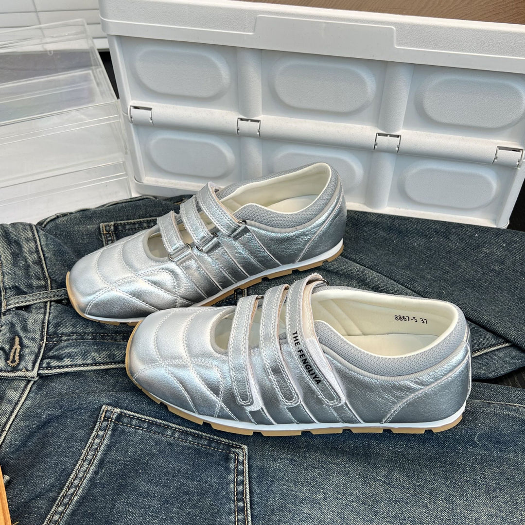 Damen Sportliche Sneaker mit praktischem Klettverschluss und glänzender Oberflächenstruktur EB