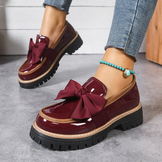 Damen Plateau-Loafer aus Lacklederoptik mit profilierter Gummisohle und Zierschleife EB