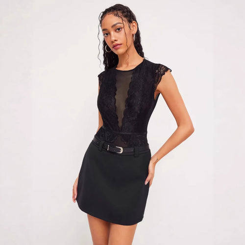 Damen Elegantes Spitzenbody mit tiefem V-Ausschnitt und zarten Rüschendetails EB