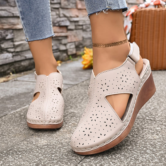 Damen Wedge-Sandalen mit ergonomischem Fußbett und modischem Cut-Out-Design EB