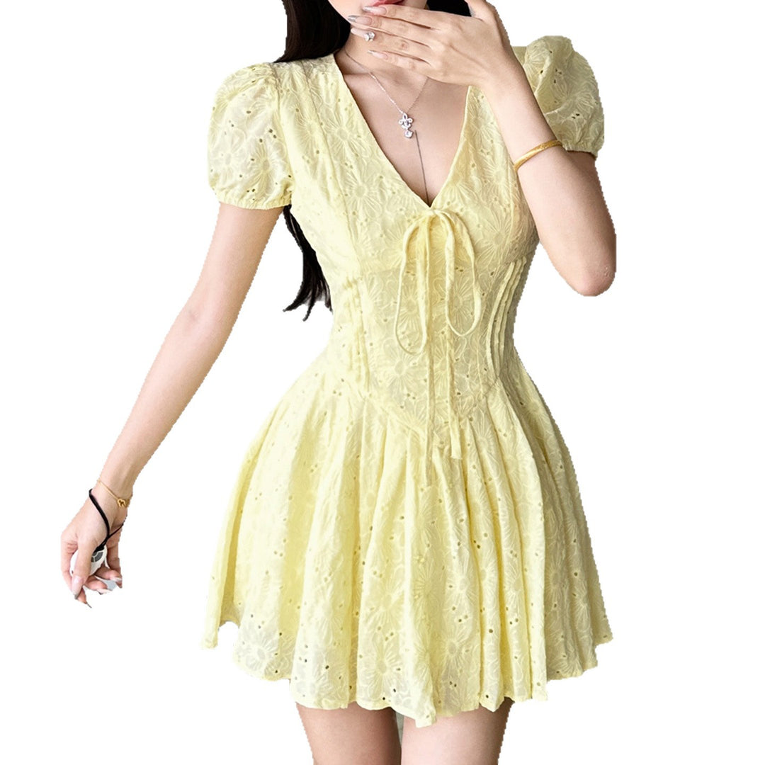 Damen Kurzärmeliges Sommerkleid mit raffinierten Rüschendetails und Bindeband EB