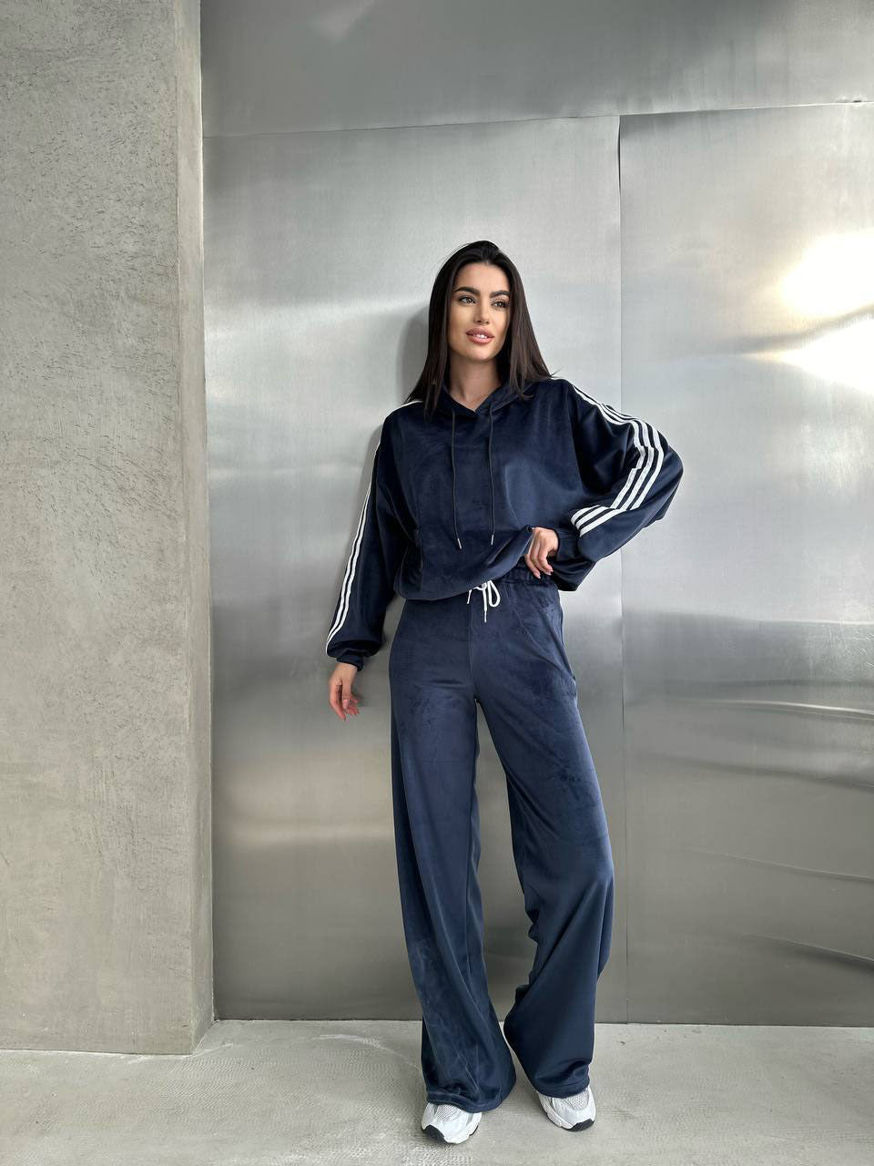 Damen Velours-Zweiteiler mit Cropped-Kapuzenpullover, sportiven Ärmeln und weiter Palazzo-Hose EB