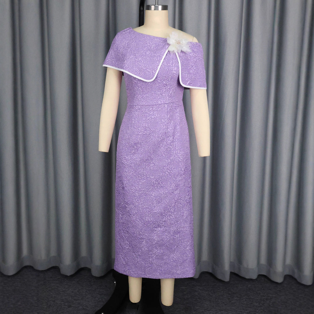Damen elegantes Maxikleid mit asymmetrischem Rüschendesign und floralem Akzent EB