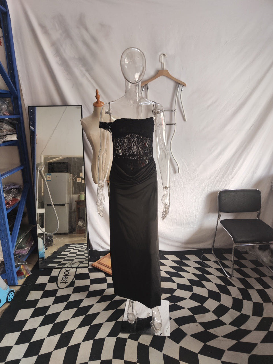 Damen Off-Shoulder Abendkleid mit raffinierten Spitzen-Applikationen und fließendem Material EB