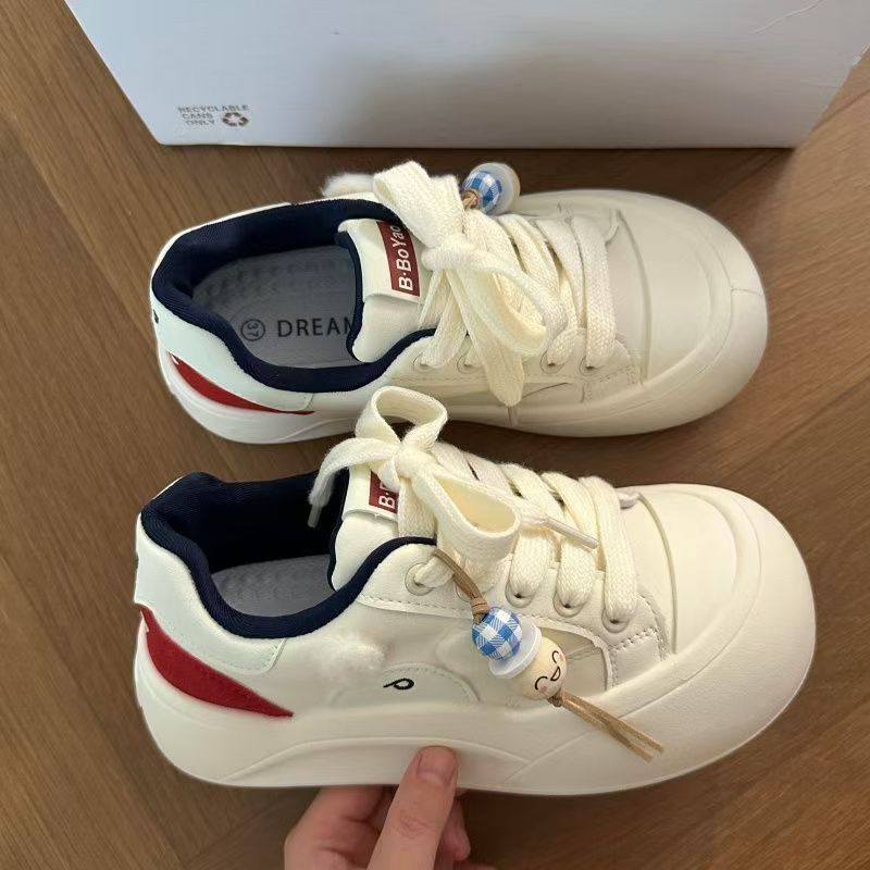Damen Sneakers mit verspielten Details und einzigartigen Applikationen EB
