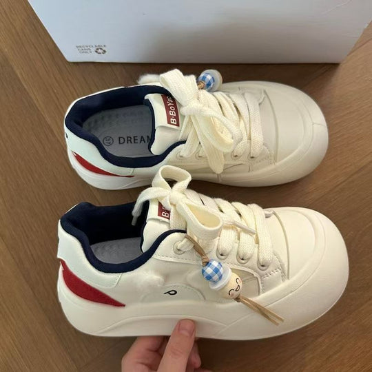Damen Sneakers mit verspielten Details und einzigartigen Applikationen EB