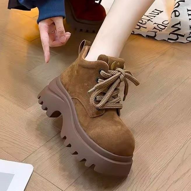 Damen Chunky Boots mit hohem Profil und robustem Schnürverschluss EB