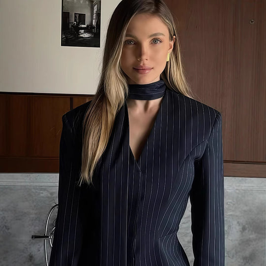 Damen Elegante gestreifte Bluse mit schmeichelndem V-Ausschnitt und schmalem Gürtel EB
