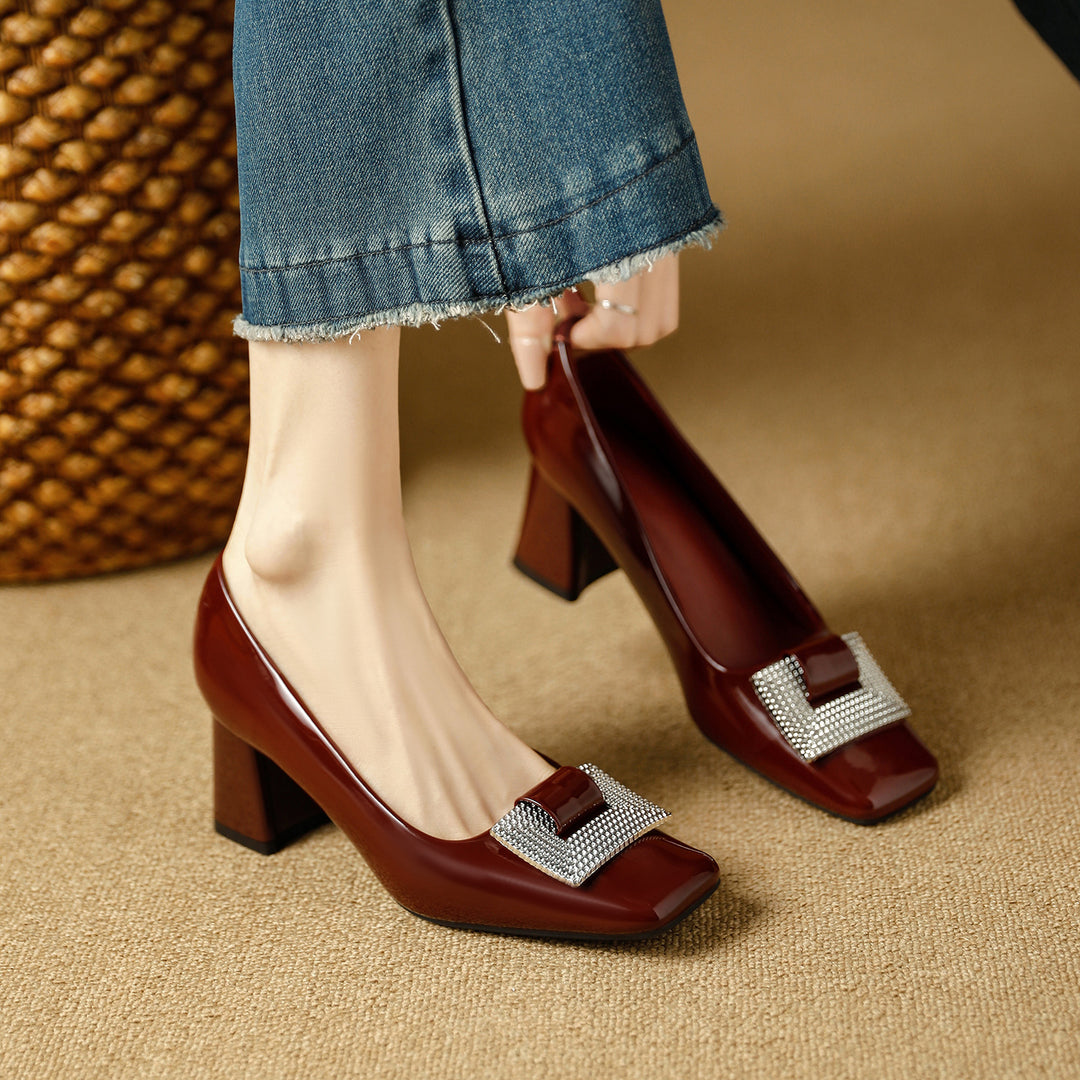 Damen Hochglanz-Pumps mit funkelnder Schmuckapplikation und komfortablem Blockabsatz EB