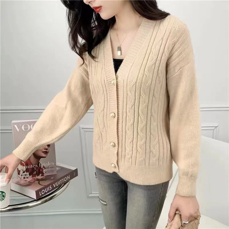 Damen Strickjacke mit elegantem Zopfmuster und hochwertigen Knopfdetails EB