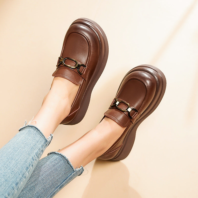 Damen Modische Mokassins mit robustem Blockabsatz und elegantem Kettendetail EB