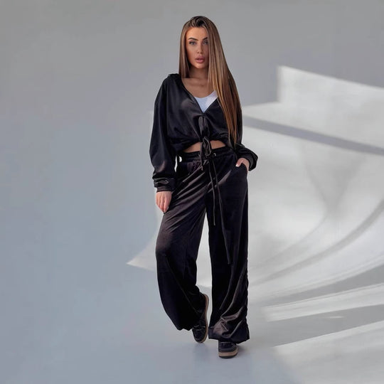 Damen Cropped Kapuzen-Sweatshirt mit Kordelzug am Saum und weite Raffung-Loungehose Eichborn Berlin