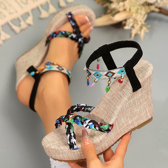 Damen Wedge-Sandalen mit buntem Geometrie-Muster und stylishen Riemen EB