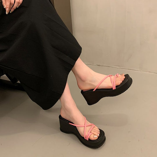 Damen Plateausandalen mit trendigen Riemen EB