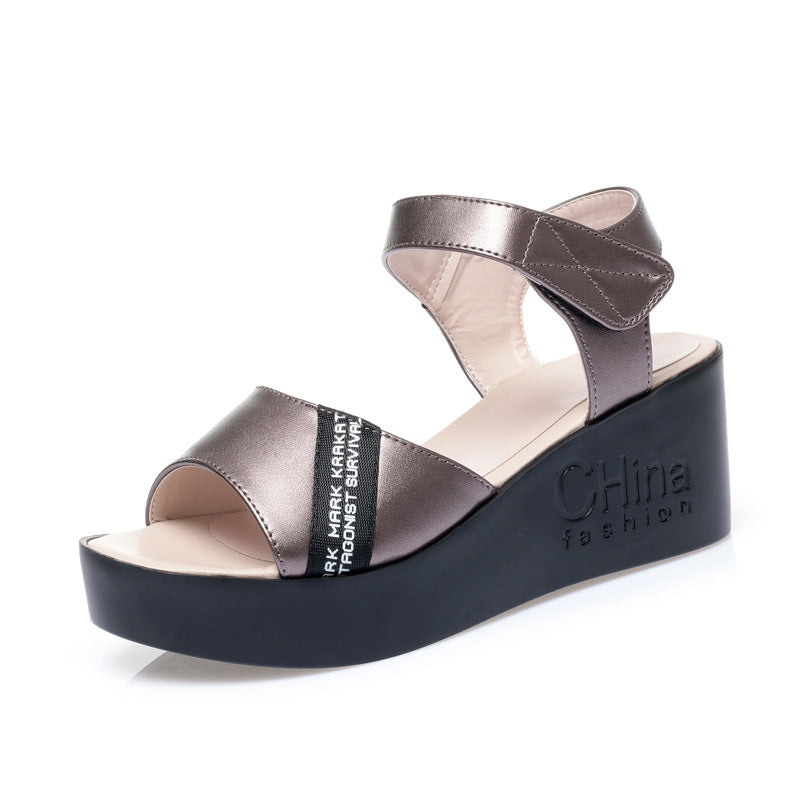 Damen Wedge-Sandaletten mit elegantem Riemendesign und komfortablem Fußbett EB