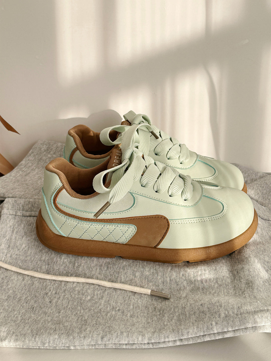 Damen Sneaker mit modischen Akzenten und rutschfester Sohle EB