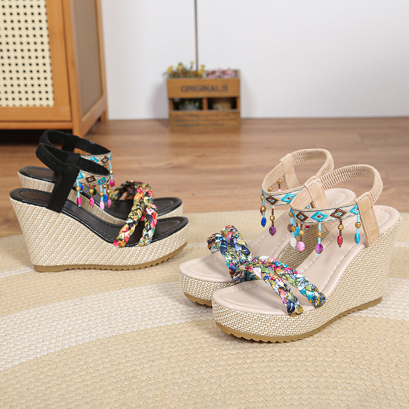 Damen elegante Wedge-Sandalen mit geflochtenem Riemendesign und kunstvoller Blumenapplikation EB