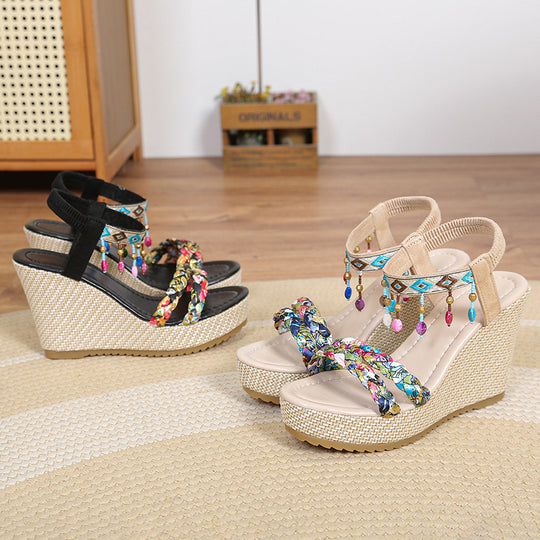 Damen elegante Wedge-Sandalen mit geflochtenem Riemendesign und kunstvoller Blumenapplikation EB