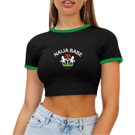Damen Crop-Top mit kreativem Aufdruck und kontrastierenden Ärmelsäumen EB