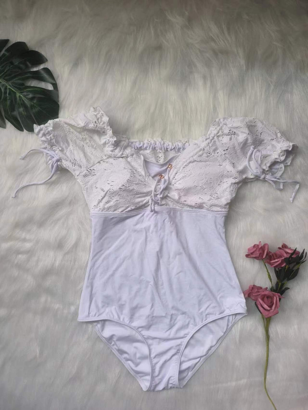Damen Einteiler-Badeanzug mit romantischen Spitzen-Details EB