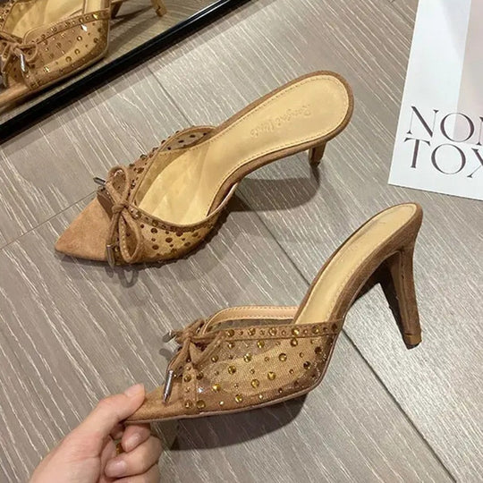 Damen elegante Mules mit zierlicher Schleifenverzierung und funkelnden Akzenten EB