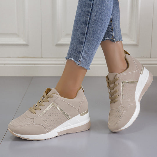 Damen  Keil‑Sneaker mit perforiertem Microfaser‑Upper, gepolsterter Fersenkappe und rutschfester Profilsohle EB