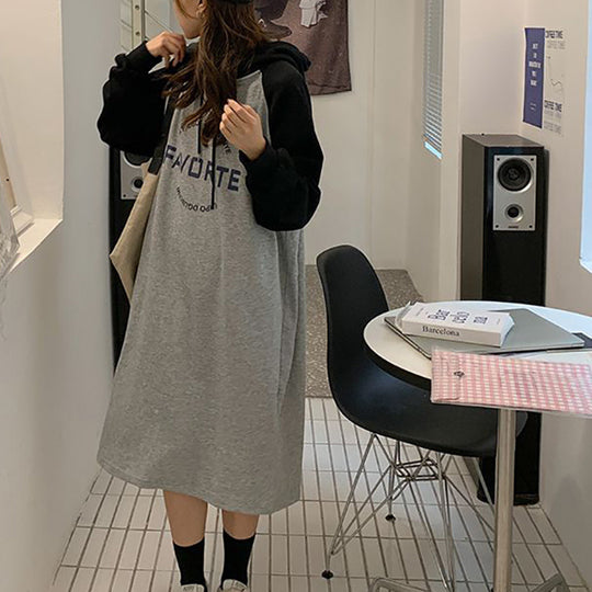 Damen Hoodie-Kleid im lässigen Oversized-Stil mit grafischem Druck und seitlichen Eingrifftaschen EB