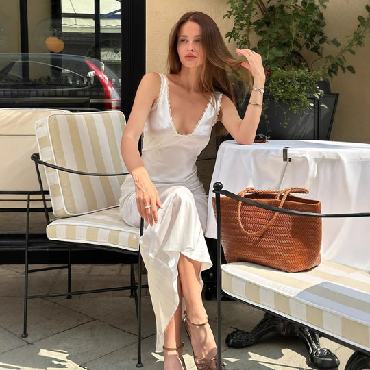 Damen elegantes Satin-Nachtkleid mit tiefem V-Ausschnitt und breiten Trägern EB