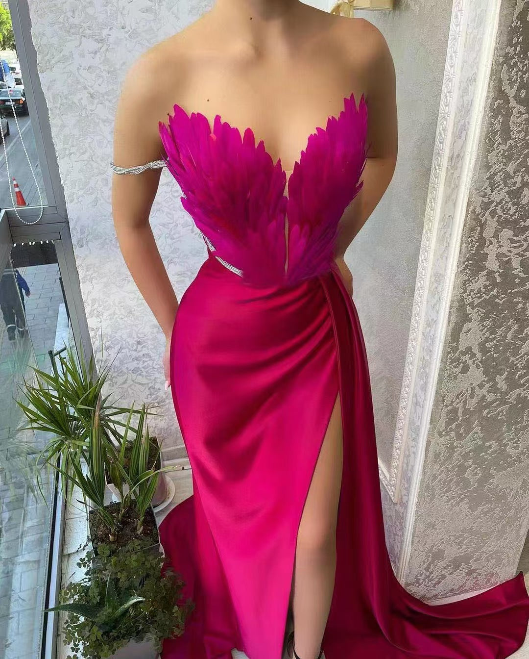 Damen Elegantes Abendkleid mit verzierten Trägern und hohen Schlitz EB