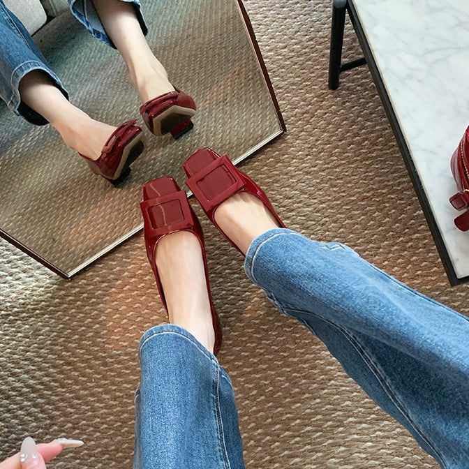 Damen Elegante Plateau-Pumps mit glänzender Lack-Oberfläche und Schmuckakzent EB